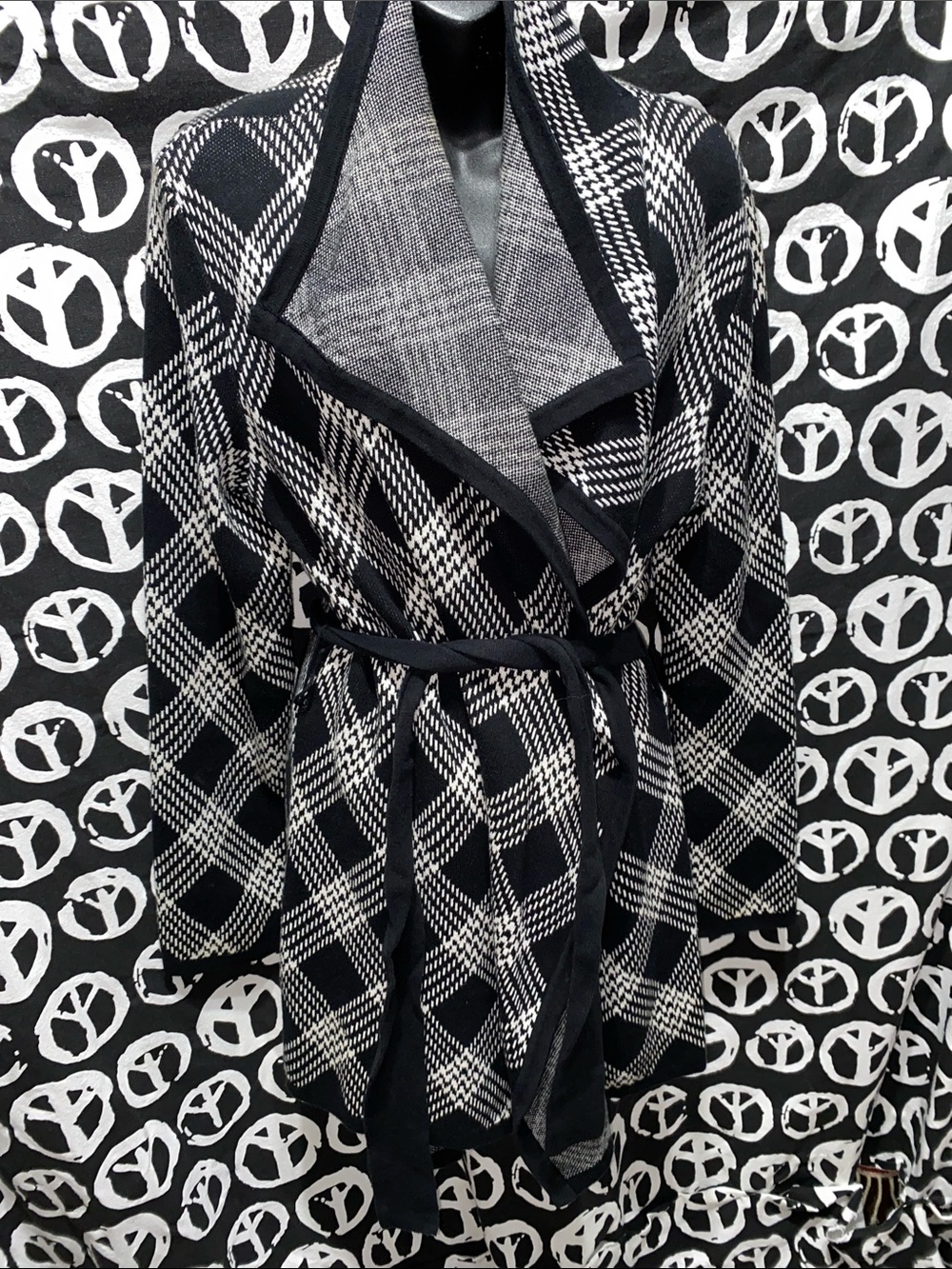 ANNE KLEIN BLACK/WHITE DIAMOND PRINT CARDIGAN POINTED LAPELS SZ S
